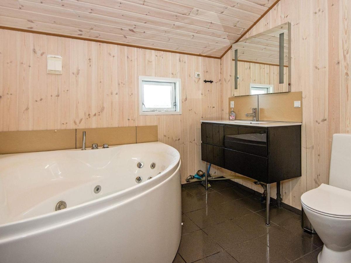 8 Person Holiday Home In 하일스 외부 사진